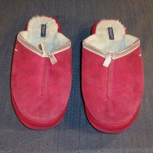 AMERICAN EAGLE OUTFITTERS RED FUZZY SLIPPERS VERY WARM & COMFORTABLE EC 259